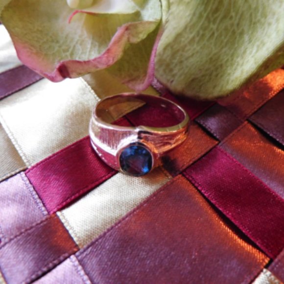 Beautiful ring 10k yellow gold ring set with a blue topaz Size 12 - Picture 4 of 4